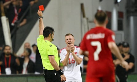 Wasit Fabio Maresca menunjukkan kartu merah kepada Joe Morrell dari Wales.