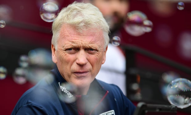 David Moyes amid bubbles at the London Stadium before the defeat against Brighton