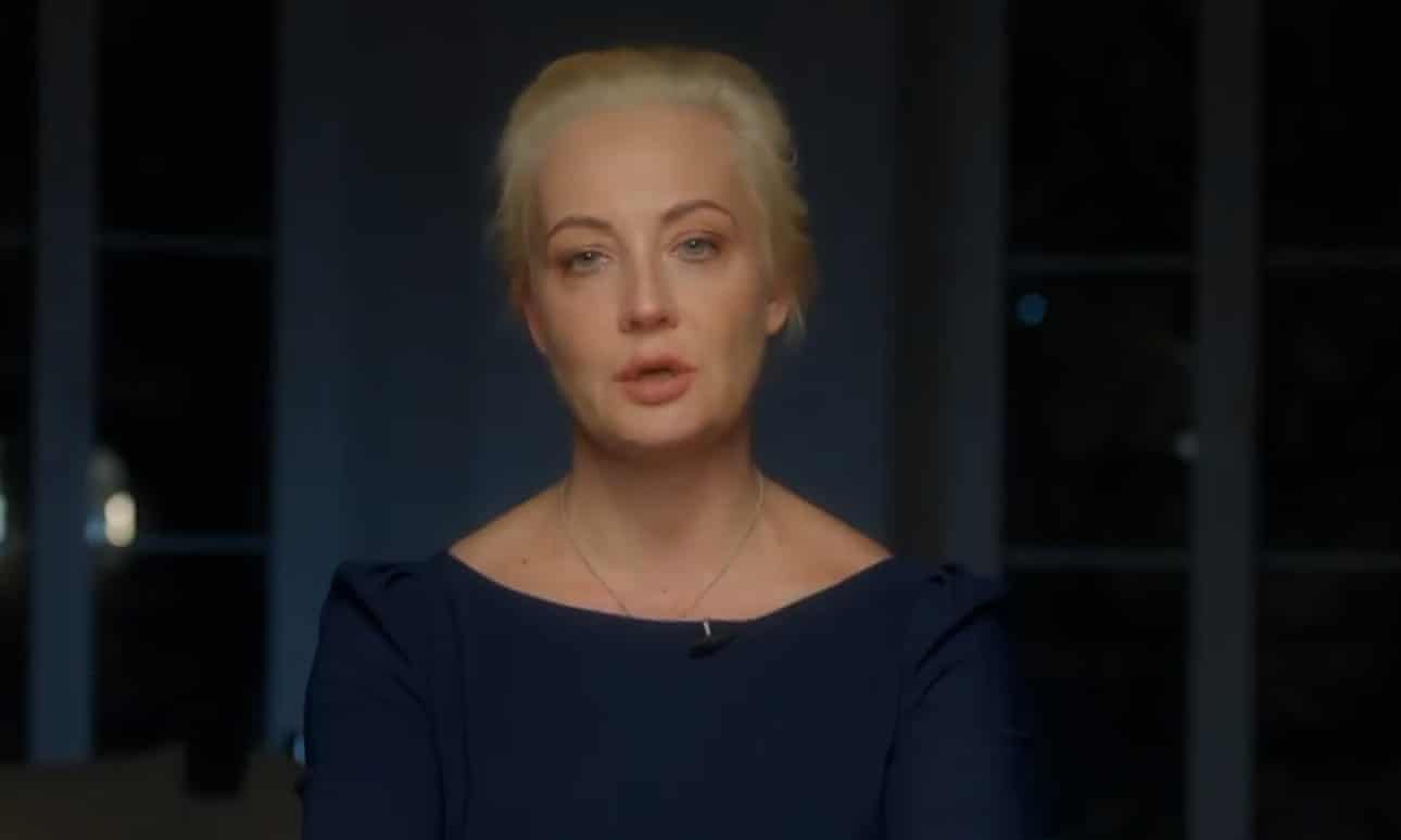 Yulia Navalnaya se compromete a continuar la lucha de su esposo Alexei y dice que Putin lo mató.