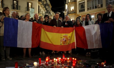 French and Spanish citizens in Málaga sing an impromptu version of La Marseillaise in remembrance of the victims of the Paris attacks.