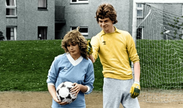 Dee Hepburn y John Gordon Sinclair en la película Gregory's Girl de Bill Forsyth de 1982, que Mamoon Hassan ayudó a llevar a la pantalla.