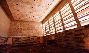 混合媒体安装在达喀尔双年展的一个旧法庭