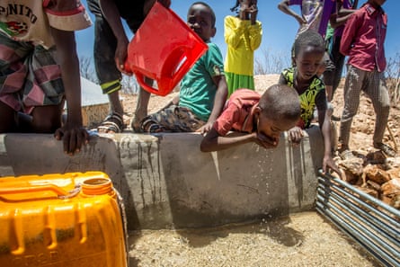 Des enfants boivent de l'eau livrée par camion dans le village de Baligubadle, frappé par la sécheresse, près de Hargeisa, la capitale du Somaliland, dans cette photo fournie par la Fédération internationale des Sociétés de la Croix-Rouge et du Croissant-Rouge le 15 mars 2017.