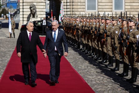 Viktor Orbán and Benjamin Netanyahu on the red carpet during a welcoming ceremony at the Lion's Courtyard in Budapest