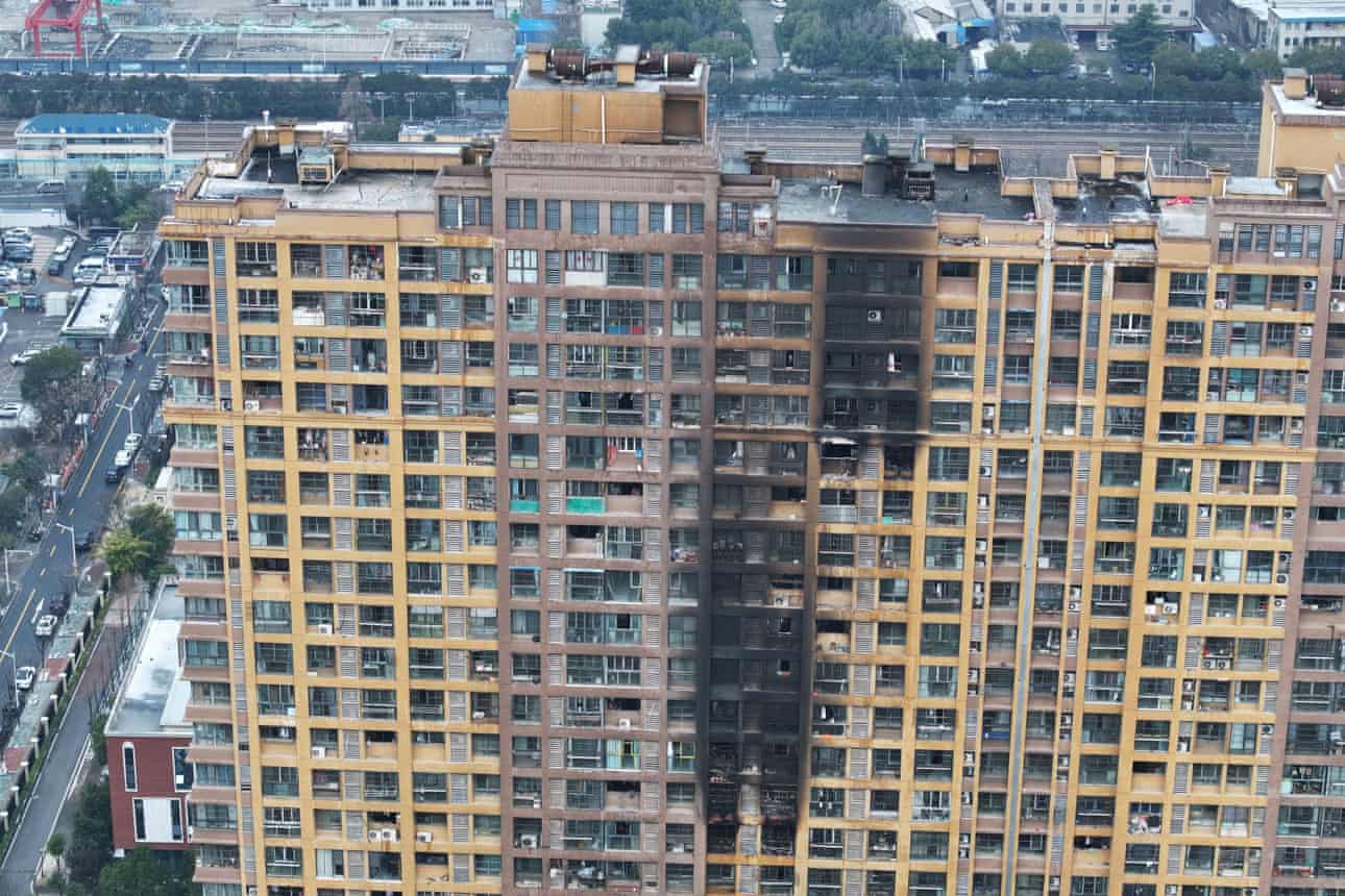 Incendio en un edificio de apartamentos en la ciudad de Nanjing en China deja al menos 15 muertos, según autoridades.