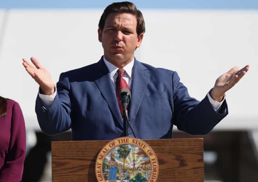 El gobernador de Florida, Ron DeSantis, habla durante una conferencia de prensa el 6 de enero de 2021