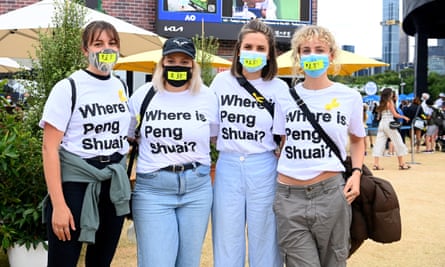 Spectators at the 2022 Australian Open show their support for Peng Shuai.