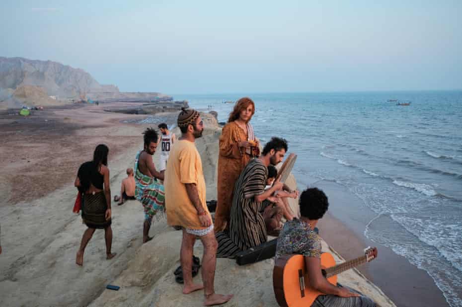 Iranian hippies observe the sunset. Niloofar (centre) is a primary school teacher in Shiraz. Hormoz island. Iran