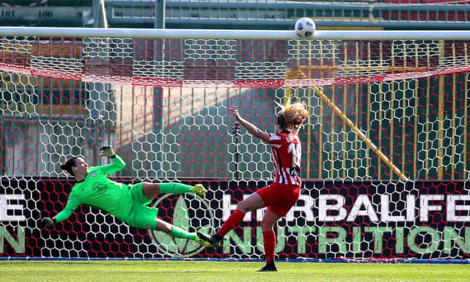 Atlético Madrid’s Toni Duggan crashes her penalty onto Chelsea’s crossbar.