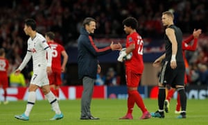 El entrenador del Bayern de Múnich, Niko Kovac, felicita a Serge Gnabry, quien tiene la pelota debajo  del brazo después de sus cuatro goles.