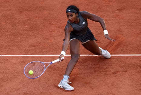 Η Coco Gauff από τις Ηνωμένες Πολιτείες παίζει forehand.