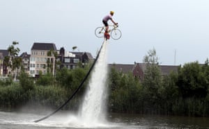 <strong>Stage 2</strong><br>Everyone gets in the mood for the start of the race as the polka dot jersey practises flyboarding