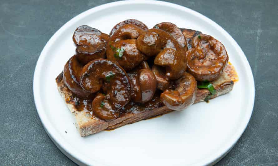 A round white plate with stuffed kidneys