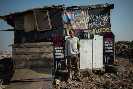 A vida na maior lixeira do Quénia: os trabalhadores invisíveis que separam o lixo do mundo