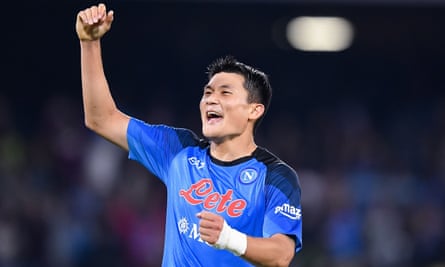 Kim Min-jae celebra la vittoria del Napoli contro l'Empoli questo mese.