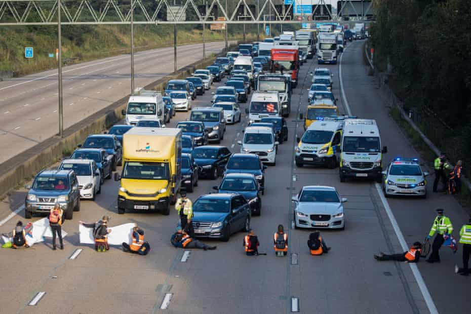 Ativistas climáticos da Insulate Britain bloqueiam a pista no sentido anti-horário da M25 perto de Ockham.