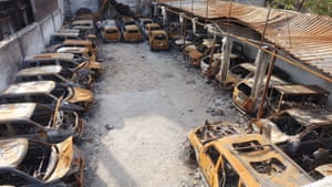 Delhi'nin Shiv Vihar mevkiinde, Şubat ayının son haftasında şiddet olayları sırasında çetelerin ayaklanmasıyla tamamen yanmış bir otopark.