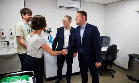 Keir Starmer and Wes Streeting in a room with doctors