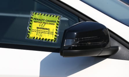 Une voiture est vue avec un ticket de parking au Royaume-Uni