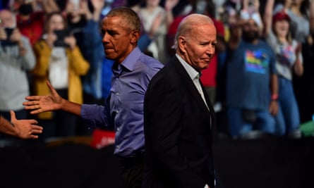 Joe Biden e Barack Obama, no palco na Filadélfia em novembro.