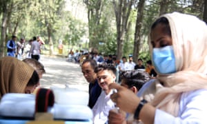 طلاب أفغان ينتظرون تلقي لقاح Govt-19 في جامعة كابول