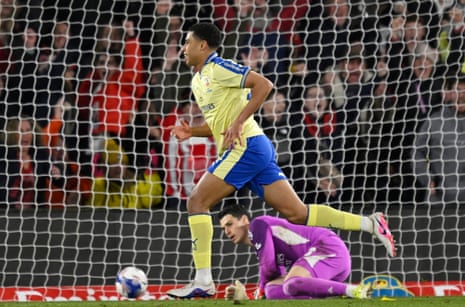 शिया चार्ल्स जश्न मनाने के लिए दौड़ता है