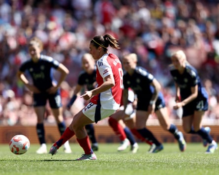 Mariona Caldentey slots Arsenal’s second goal from the penalty spot against Manchester United.