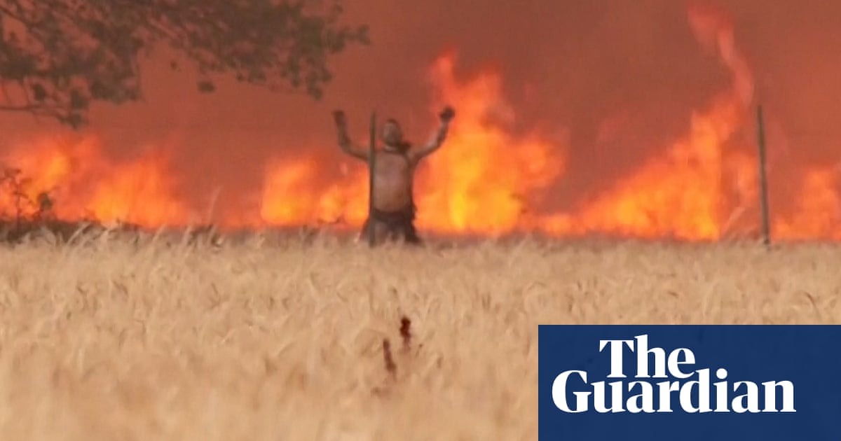 Man dramatically escapes Spanish wildfire with clothes ablaze – video