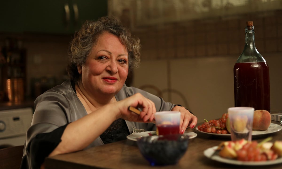 En Sevdiğim Pastam Film İncelemesi: Yaşlılığa ve Yalnızlığa Dair 6 My Favourite Cake review – charming portrayal of a 70-year-old Iranian's appetite for romance | Drama films | The Guardian
