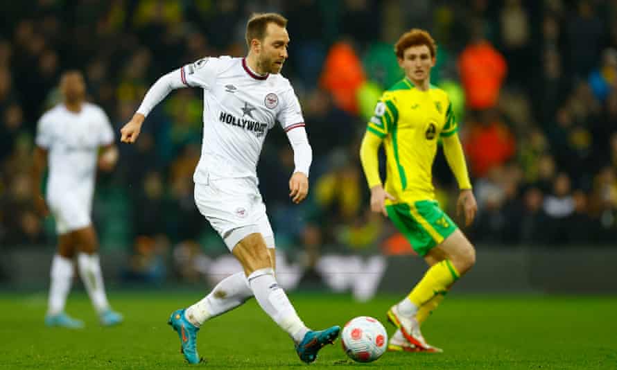 Ivan Toney’s hat-trick boosts Brentford and piles more misery on Norwich | Premier League 2 Christian Eriksen on the ball for Brentford against Norwich.