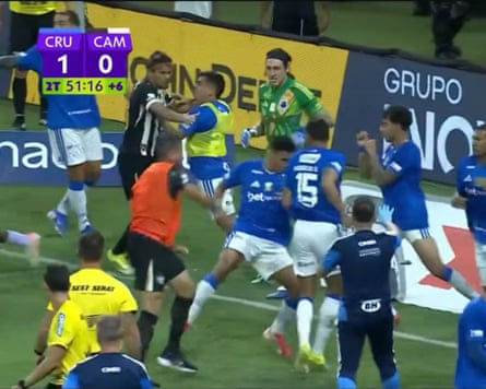 A brawl between Cruzeiro and Atlético Mineiro players