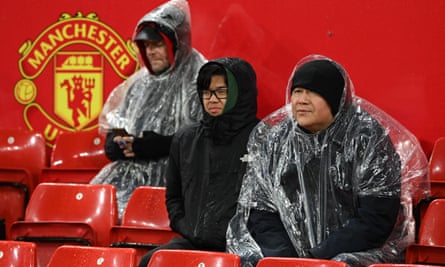 Manchester United fans brave the elements in the defeat by Nottingham Forest.