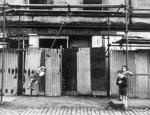 India Place, Stockbridge, 1965 Many of the dilapidated Victorian buildings were in the process of being demolished under the ‘slum clearance’ scheme of the post-war era. Robert found himself drawn to these crumbling streets