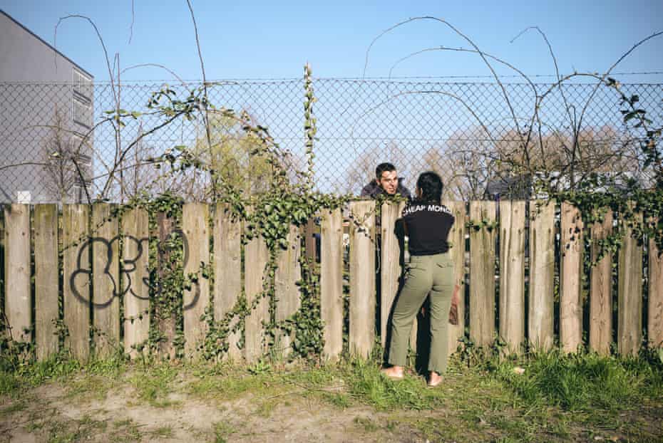 Un autre couple bavarde sur le fil, Kreuzlingen, 4 avril.