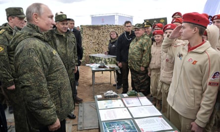 Vladimir Poutine rencontre des membres du mouvement Armée de la jeunesse dans la région d'Orenbourg.