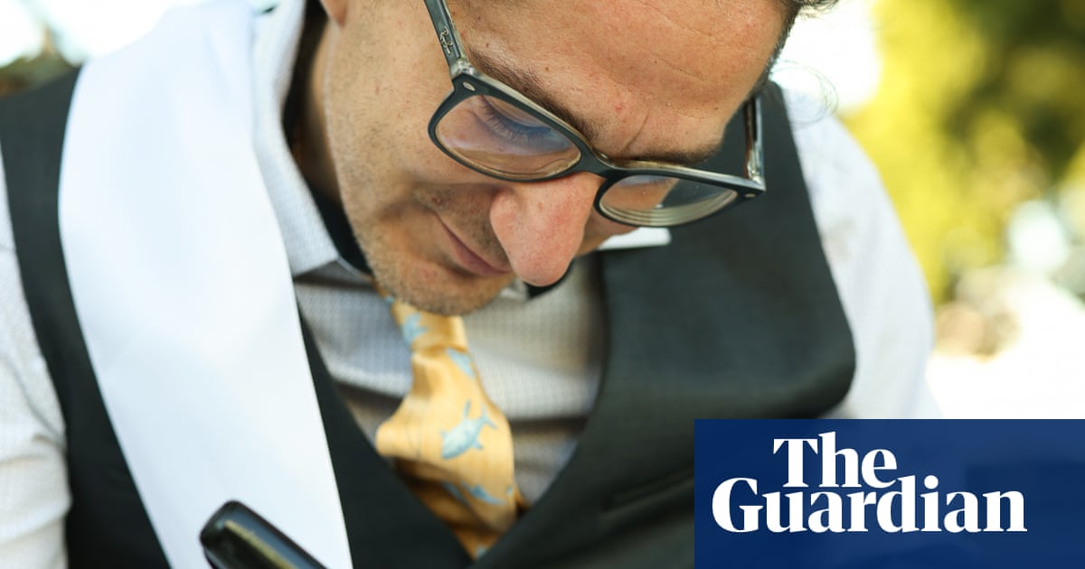 Kollegen versammeln sich um den kalifornischen Professor, der während der ...