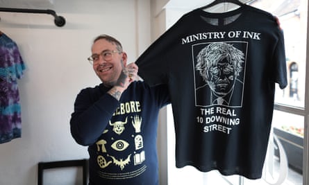 El Harper, a tattooist at No 10 Downing Street in Farnham, shows off an anti-Boris Johnson T-shirt