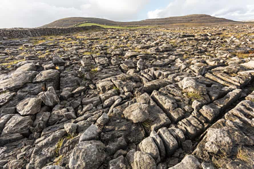 Chaussée de pierre calcaire sur le Burren, comté de Clare, Irlande.