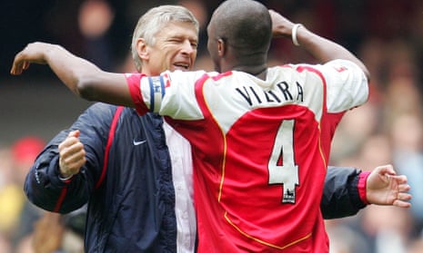 Patrick Vieira embraces Wenger in 2005