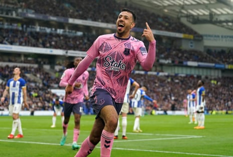 Dwight McNeil dari Everton merayakan setelah kiper Brighton dan Hove Albion Jason Steele mencetak gol bunuh diri.