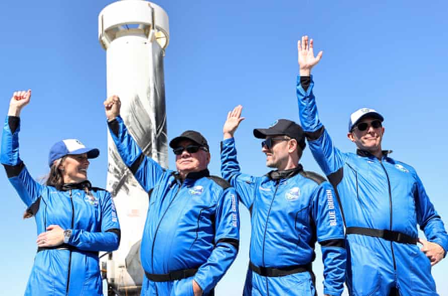 Audrey Powers, William Shatner, Chris Boshuizen et Glen de Vries sur l'aire d'atterrissage du New Shepard de Blue Origin après leur vol dans l'espace mercredi près de Van Horn, au Texas.
