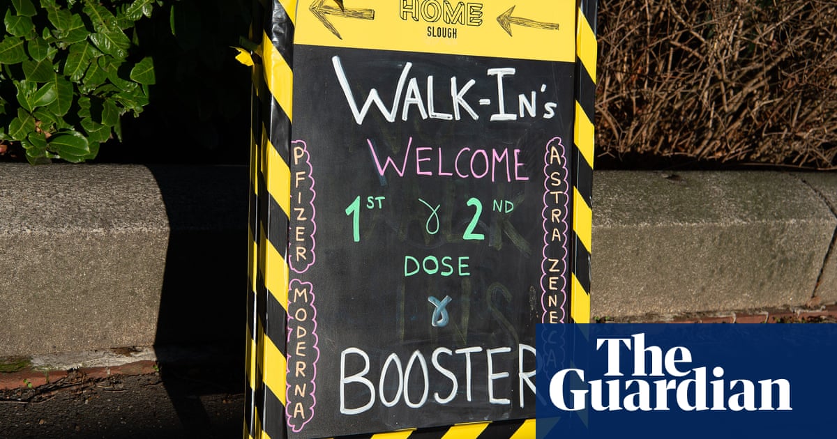 Unvaccinated NHS staff in England urged to have Covid jab before deadline