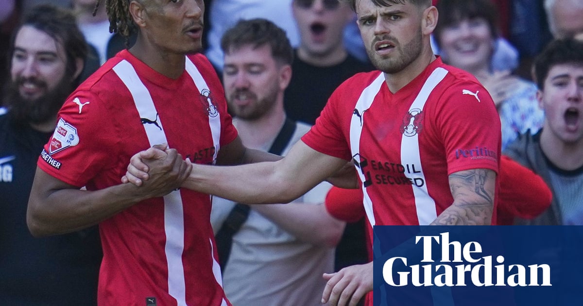 Leyton Orient enjoy playoff fortune as Charlie Kelman double holds Stockport