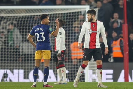 Doge Aletta Carr de Southampton se burla de Jacob Murphy.