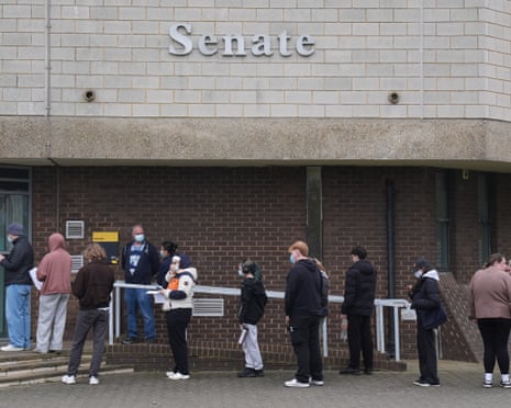 Студенти, які отримують вакцини від менінгіту