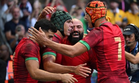 لاعب البرتغال بيدرو بيتنكور (في الوسط) يحتفل مع زملائه بعد تسجيله محاولة في مرمى أستراليا.