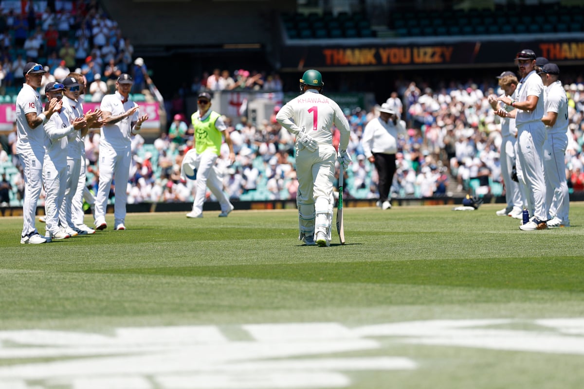 England players form a guard of honour for Usman Khawaja