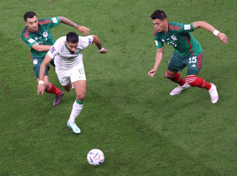 Saleh Alshehri (centre) of Saudi Arabia surges forward.