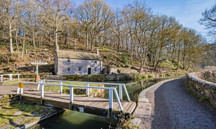 Aqueduct Cottage beside Cromford canal.