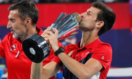 Novak Djokovic embrasse la Coupe ATP après la victoire de la Serbie contre l'Espagne à Sydney en 2020